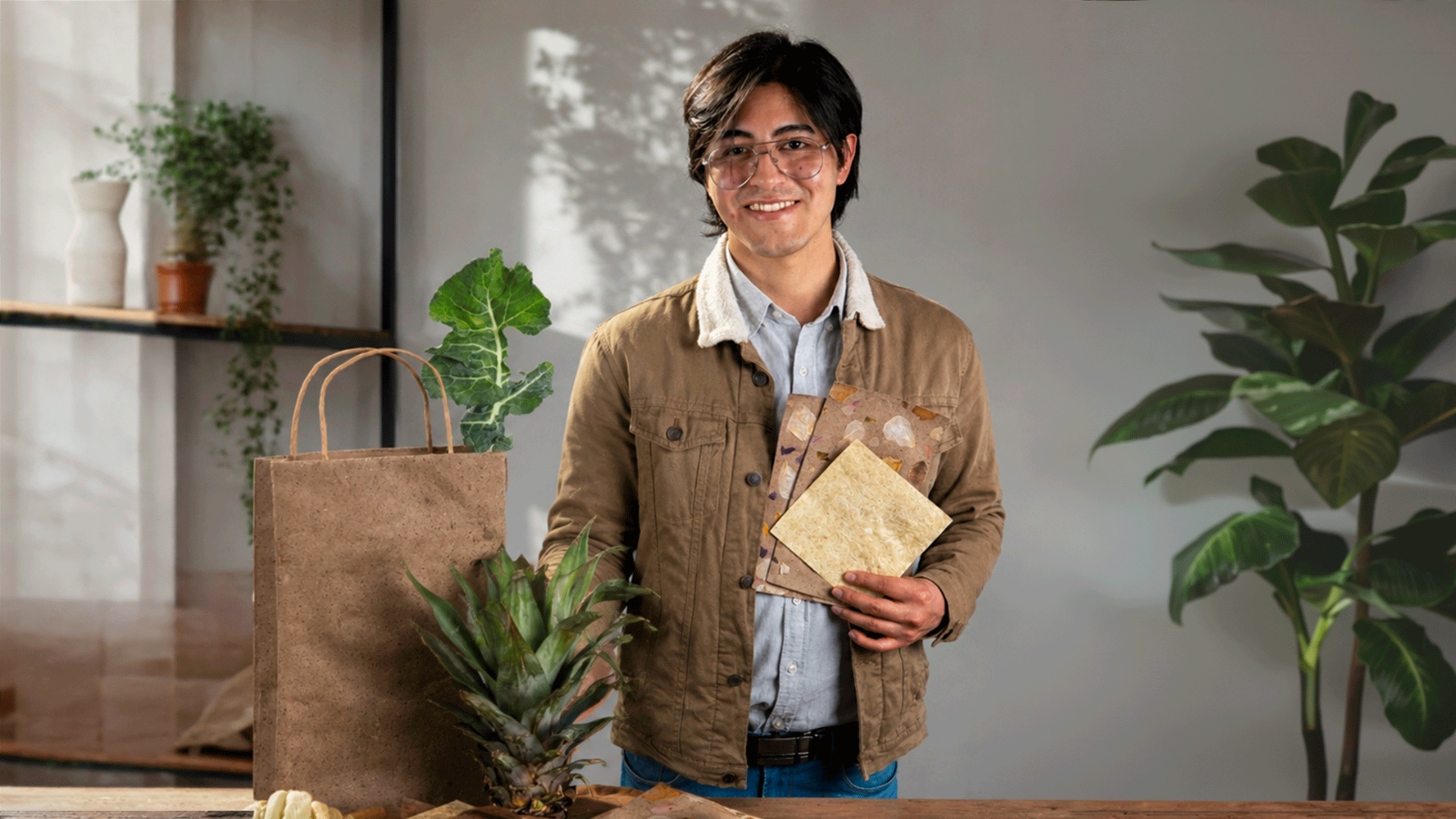 Emprendedor de la UMSA transforma chalas de choclo y hojas de brócoli en empaques ecológicos plantables