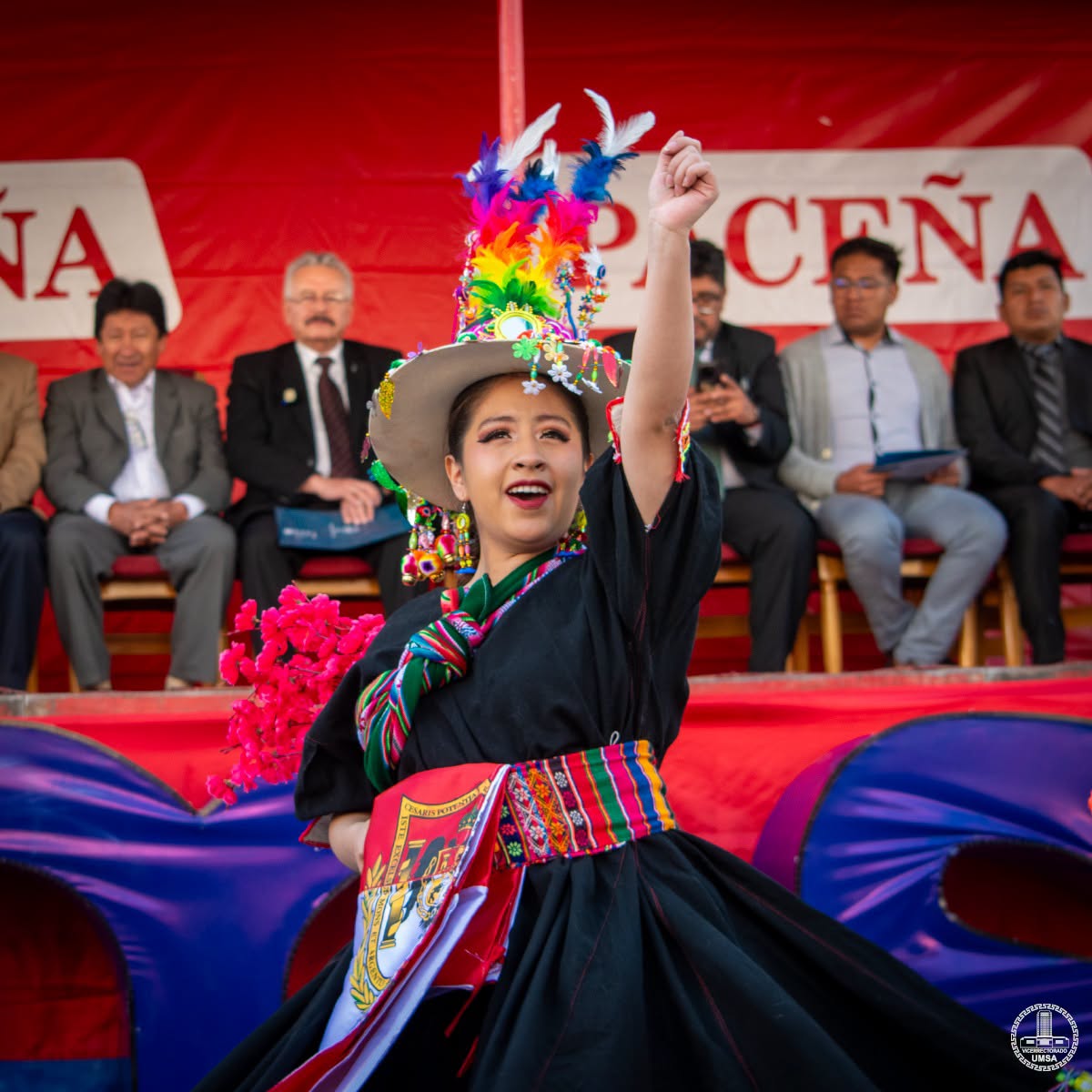 🎭 PRESENTACIÓN DEL AFICHE OFICIAL DE LA XXXVII ENTRADA FOLKLÓRICA UNIVERSITARIA 2026: CELEBRAMOS NUESTRA IDENTIDAD Y CULTURA